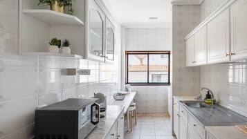 Fridge, microwave, oven, coffee/tea maker