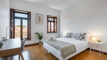 2 bedrooms, iron/ironing board, internet, bed sheets