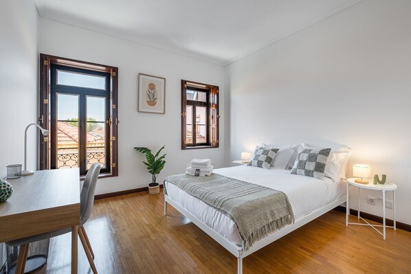 2 bedrooms, iron/ironing board, internet, bed sheets