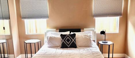 3 عدّة غرف نوم ومكواة/لوح كي وواي فاي وملاءات أسرّة