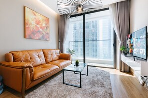 Appartement, 2 slaapkamers, balkon, uitzicht op stad | Woonruimte | Een flatscreentelevisie