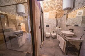 Bruser, bidet, håndklæder