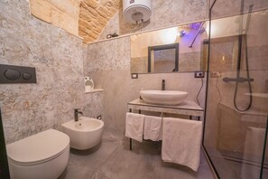 Dusche, Bidet, Handtücher