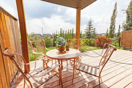 Outdoor dining. Cozy tidy private | Sunset Garden