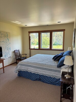 4 bedrooms, desk, WiFi, bed sheets