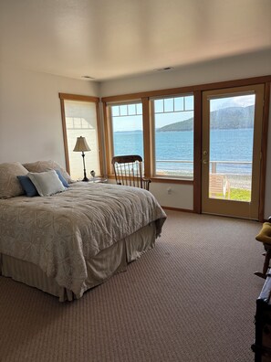 4 bedrooms, desk, WiFi, bed sheets