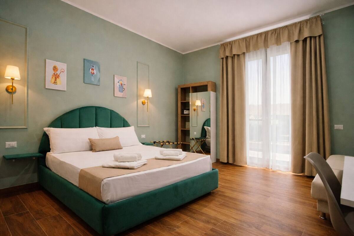 华丽客房, 阳台, 城市景观 | 高档床上用品、羽绒被、记忆海绵床垫、迷你吧