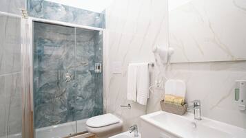 Deluxe kamer, balkon, uitzicht op stad | Badkamer | Een douche, een regendouche, milieuvriendelijke toiletartikelen