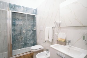 Habitación Deluxe, balcón, vistas a la ciudad | Baño | Ducha y cabezal de ducha tipo lluvia