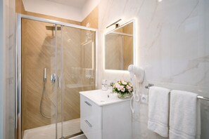Basic Room, Balcony, City View | Bathroom | Shower, rainfall showerhead, eco-friendly toiletries, hair dryer - Antela47 Sleep&Stay Naples (Naples)
