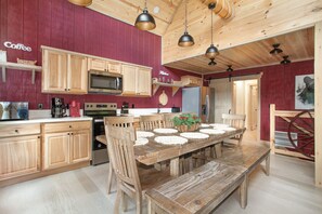 Dining - Bearly Dreaming Elite Location Hot Tub & Game Room (Gatlinburg)