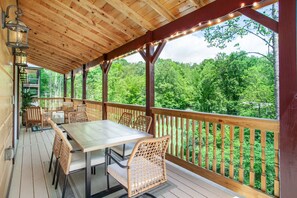Outdoor dining - Bearly Dreaming Elite Location Hot Tub & Game Room (Gatlinburg)