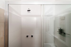 Classic Apartment, Balcony | Bathroom | Shower, hair dryer, towels, soap - Vitani7 (Como)