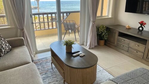 Escape to Tranquility 2-bedroom modern home at waterfront with fast Internet.