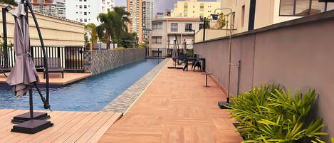 Suite | Piscina | Una piscina al aire libre