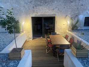 Outdoor dining - Quiet house surrounded by vineyards and overlooking the château. (Caillac)