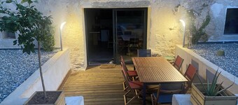 Quiet house surrounded by vineyards and overlooking the château.