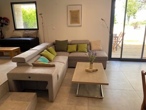 Living area - Quiet house surrounded by vineyards and overlooking the château. (Caillac)