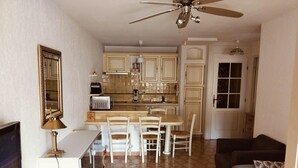 A compact living space with a kitchenette, a dining area, and a seating area. - Apartment in the port of Hyères (Hyères)