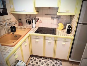 Fridge, microwave, oven, coffee/tea maker
