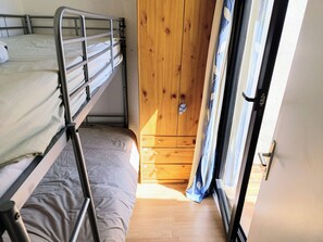 2 bedrooms