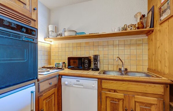 Kühlschrank, Mikrowelle, Ofen, Geschirrspüler