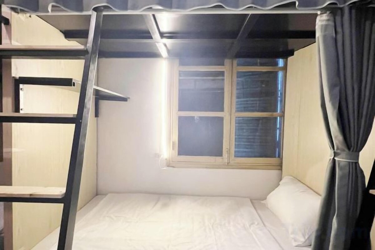 Ropa de cama hipoalergénica y caja de seguridad en la habitación