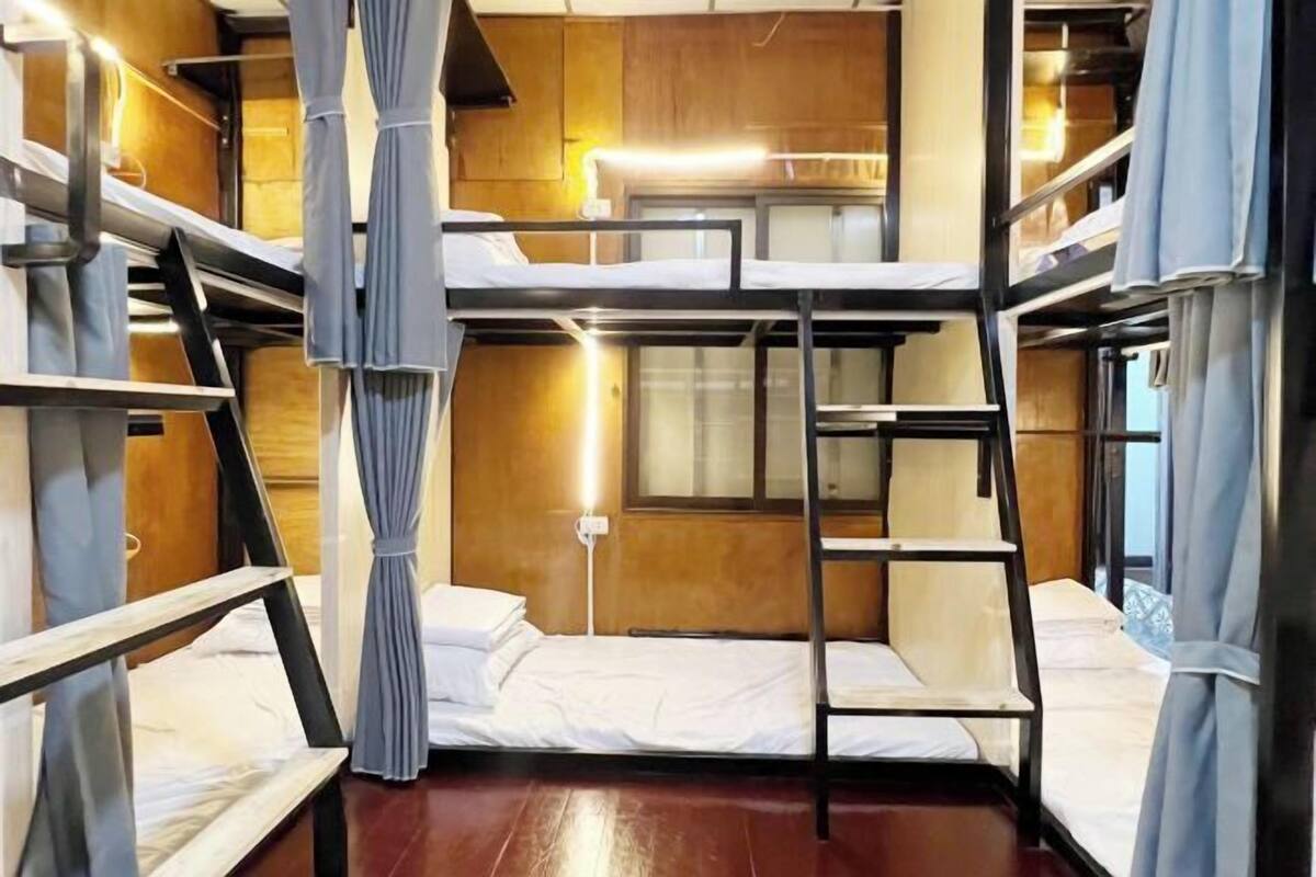 Hypo-allergenic bedding, in-room safe, blackout curtains, free WiFi