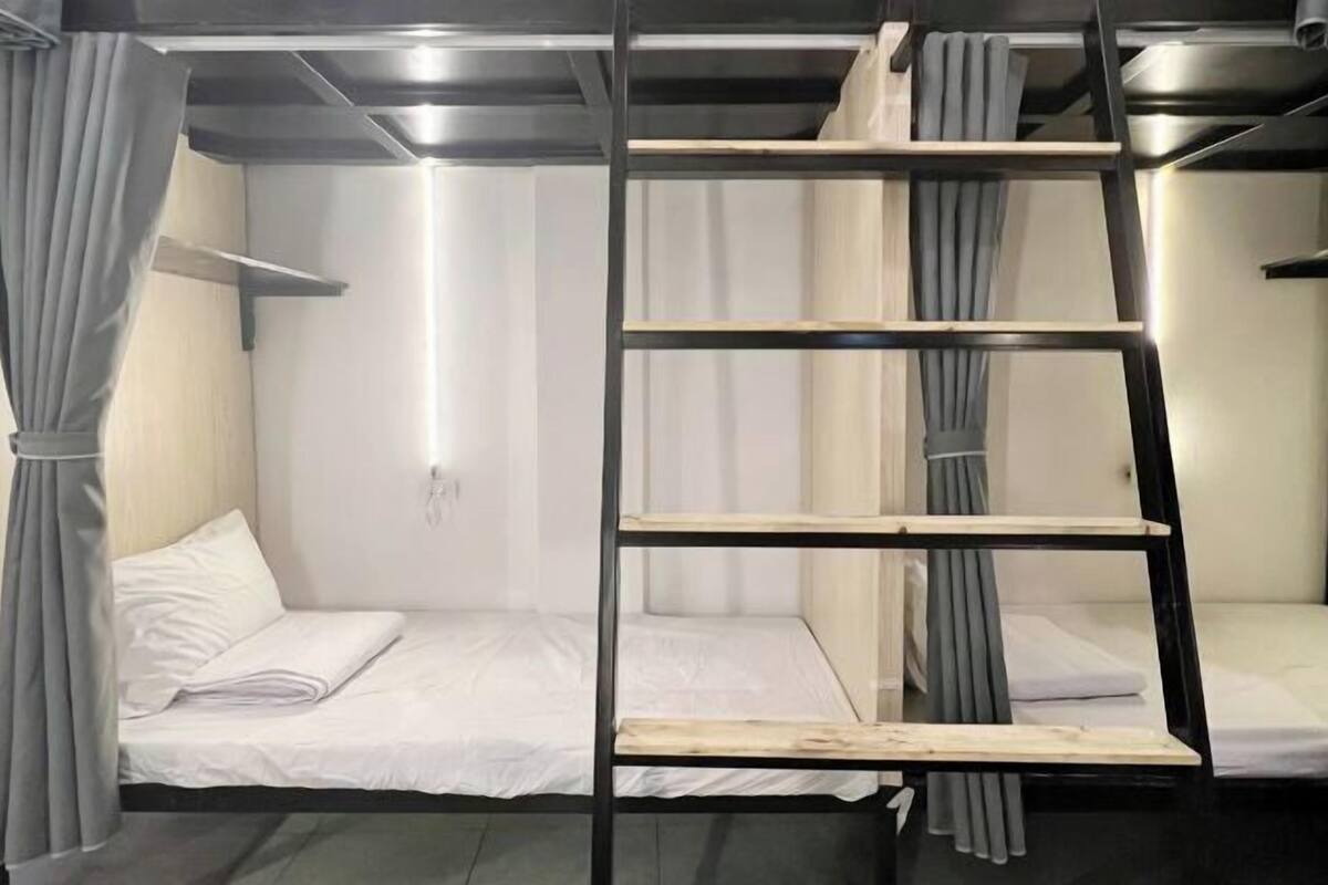 Hypo-allergenic bedding, in-room safe, blackout curtains, free WiFi
