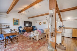 Televisión y chimenea