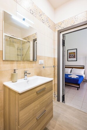Douche, sèche-cheveux, bidet, serviettes fournies