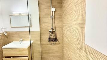 Secadora de cabello, toallas, jabón, papel de baño