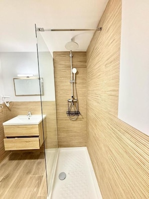 Hair dryer, towels, soap, toilet paper - Renfe Asamblea de Madrid 01 (1 bedroom apartment) (Madrid)