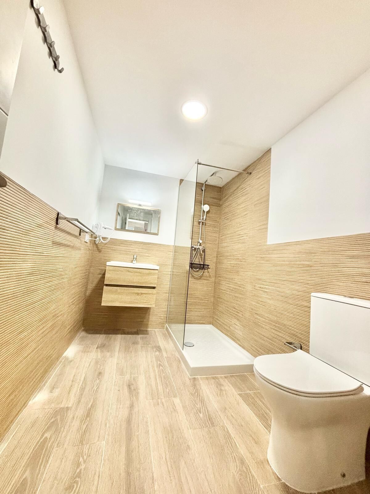 Een haardroger, handdoeken, zeep, toiletpapier