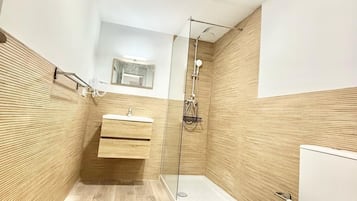 Een haardroger, handdoeken, zeep, toiletpapier