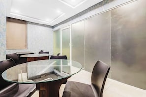 Phòng đôi Tiêu chuẩn, 1 giường đôi | Khu vực ăn uống tại phòng