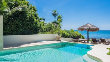 Utomhuspool och uppvärmd pool