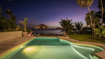 Een buitenzwembad, een verwarmd zwembad