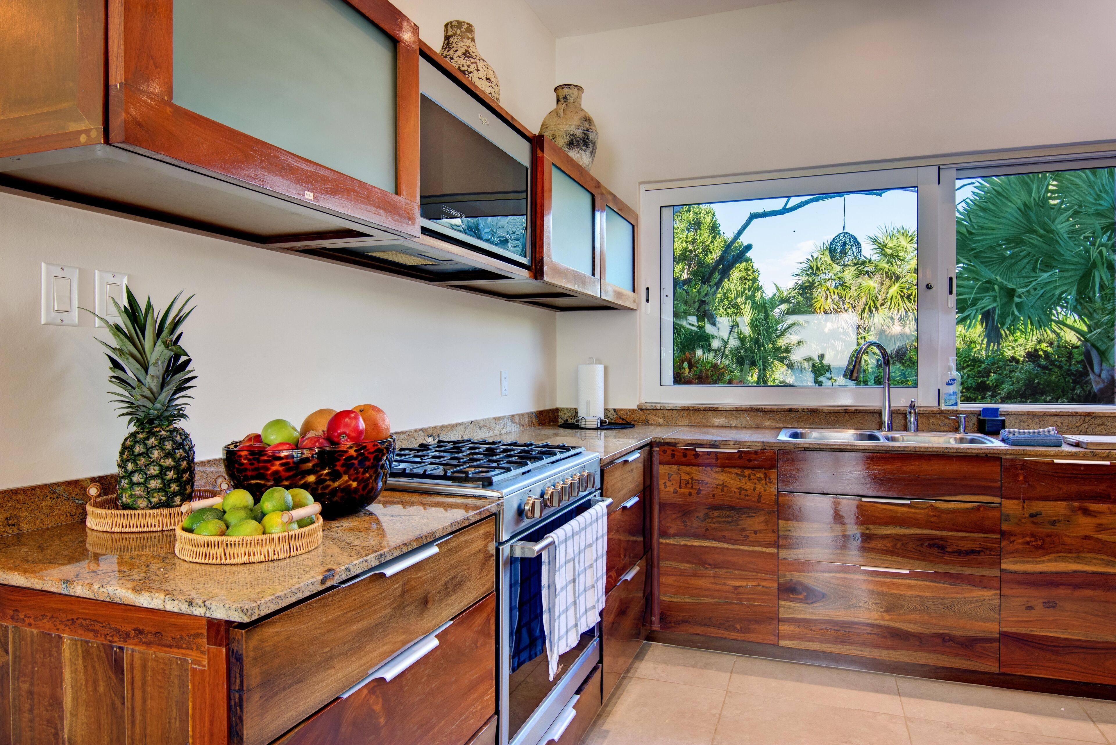 Jääkaappi, mikroaaltouuni, uuni, liesi