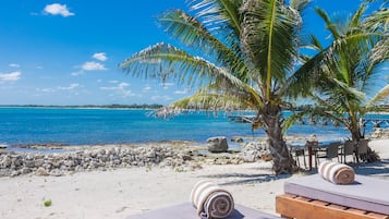 Aan het strand, ligstoelen aan het strand, strandlakens