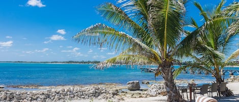 På stranden, liggestole, badehåndklæder