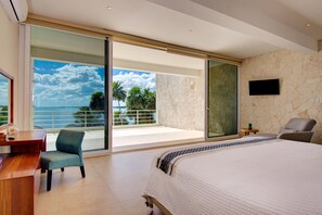 5 habitaciones, escritorio y tabla de planchar con plancha