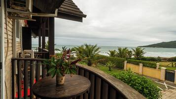 Suite superior, balcón, vistas a la playa | Vistas al mar