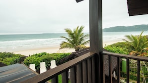A wooden deck with a view of a beach and ocean. - Olhos verdes Guest house (Bombinhas)