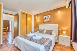 4 bedrooms, iron/ironing board, free WiFi, bed sheets