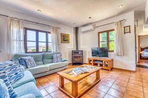 Fernseher, Kamin, Tischtennisplatte