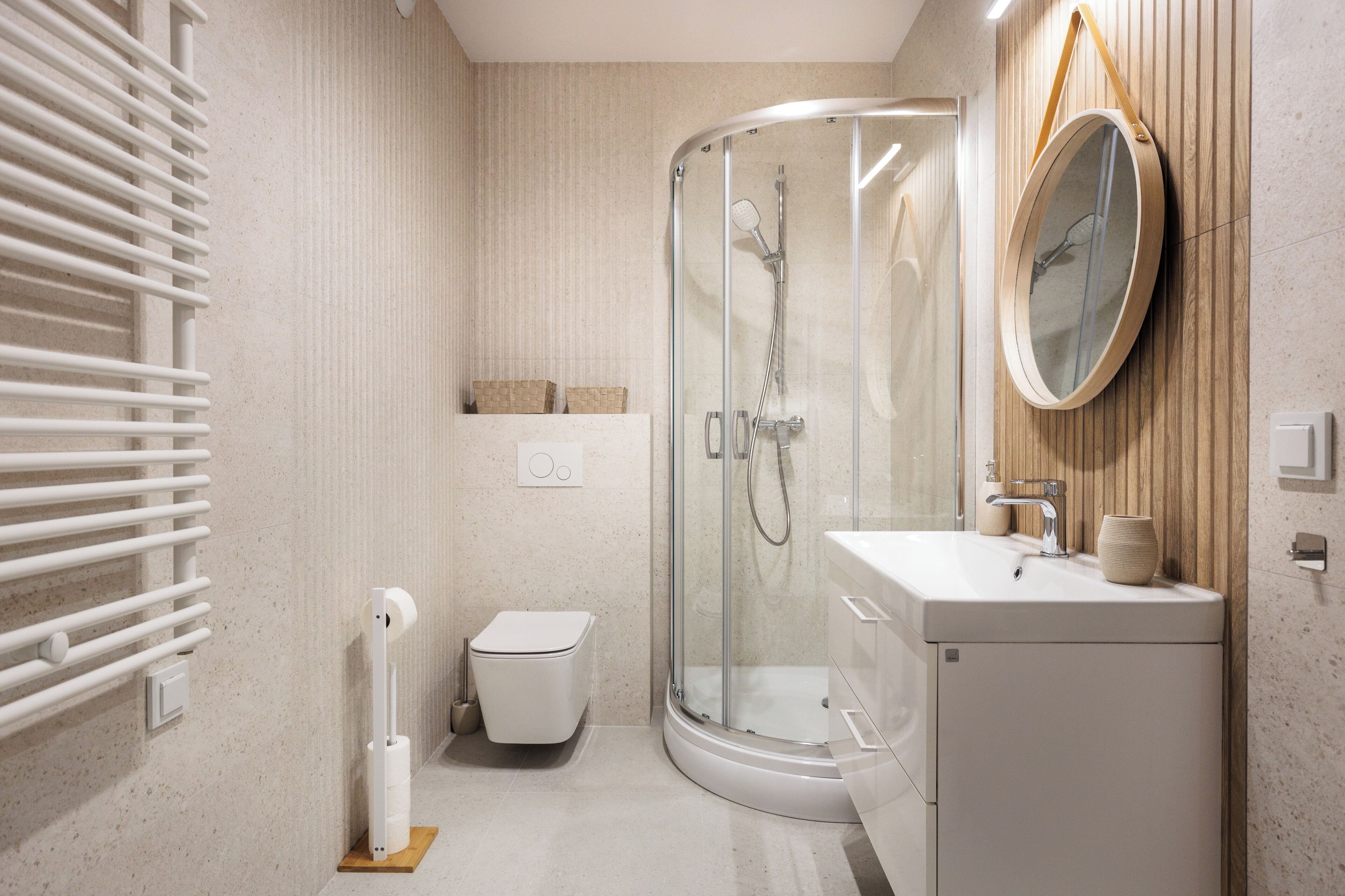 Une salle de bain moderne avec une douche à parois de verre, des toilettes et un lavabo avec un miroir.