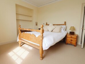 2 Schlafzimmer, individuell dekoriert, individuell eingerichtet