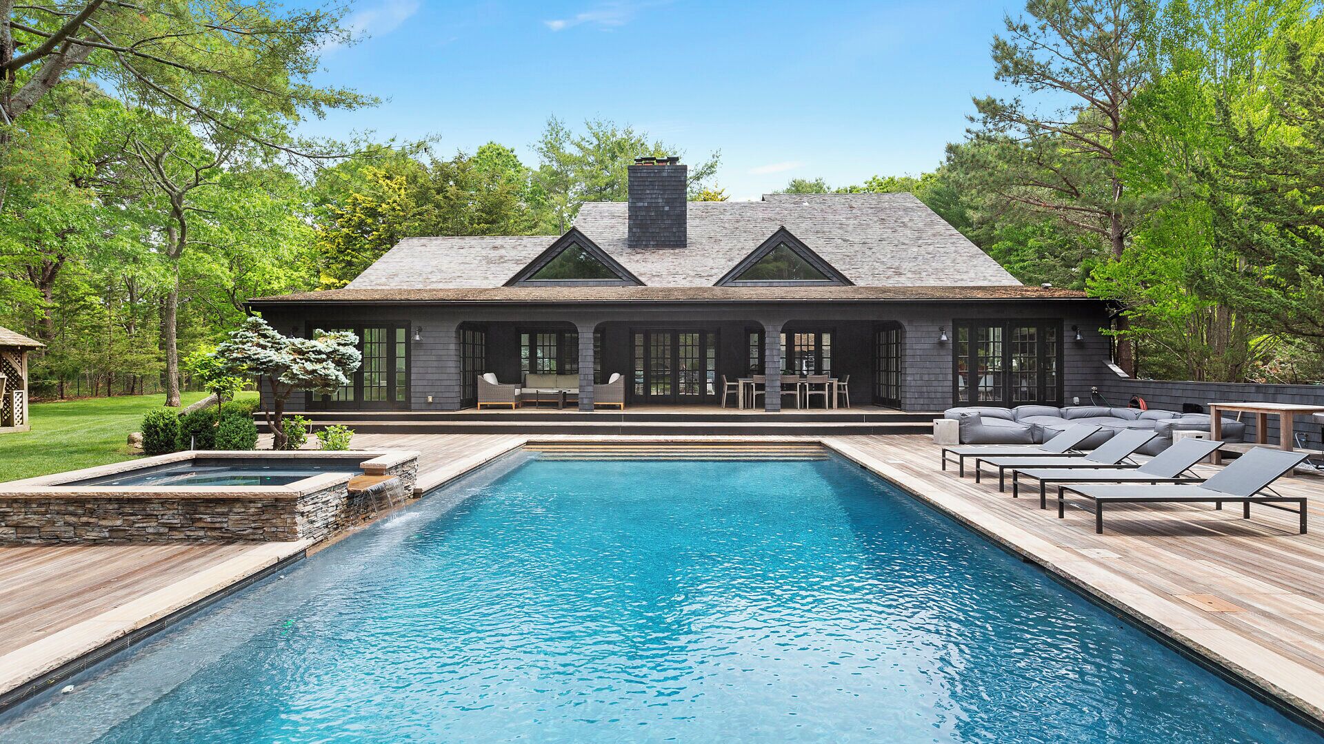 حمّام سباحة مُدفَّأ