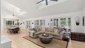 Smart TV, fireplace, ping pong, stereo